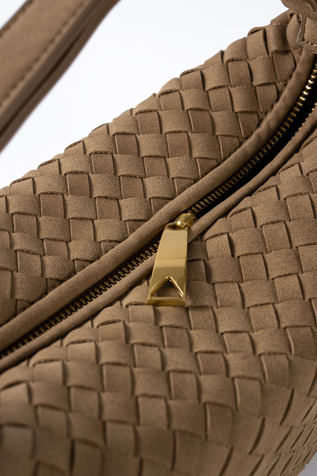 Praktická crossbody kabelka so zipsom