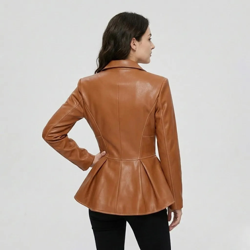 Štruktúrovaný kabát s priliehavým strihom a peplum detailom
