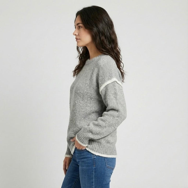 Mäkký pletený sveter s okrúhlym výstrihom v sivej farbe