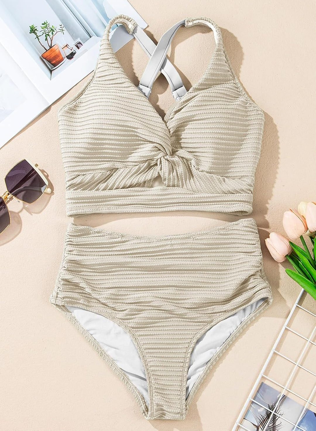 Tvarujúce bikiny s vysokým pásom a prekríženým topom