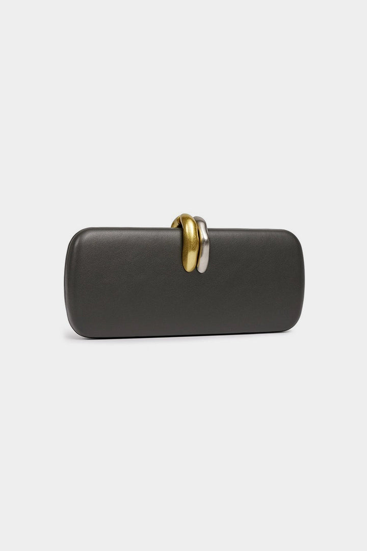 Hladká crossbody kabelka s retiazkou