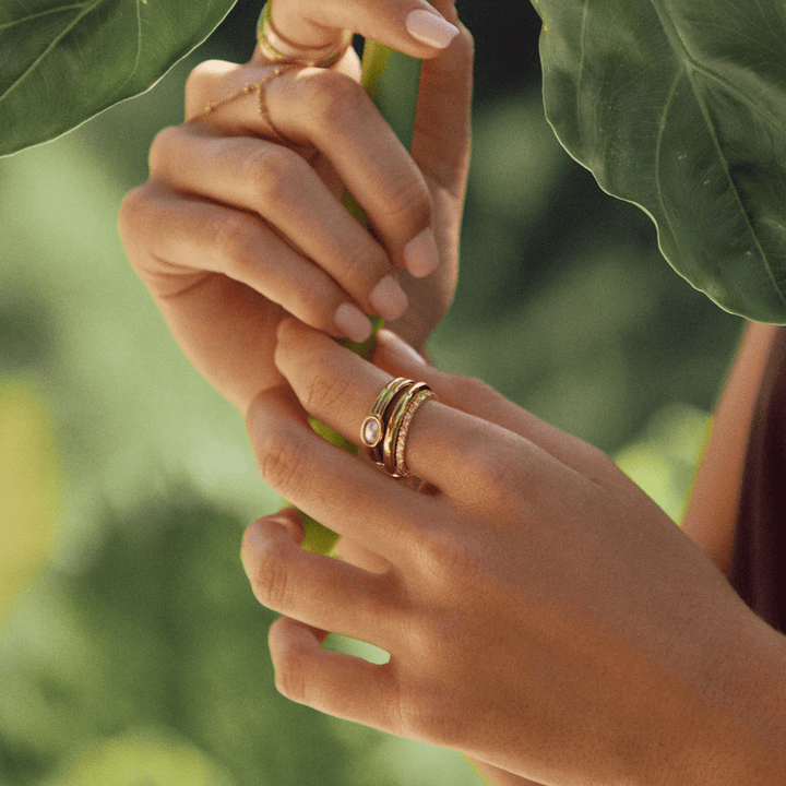 Robustný zlatý prsteň s jemným detailom