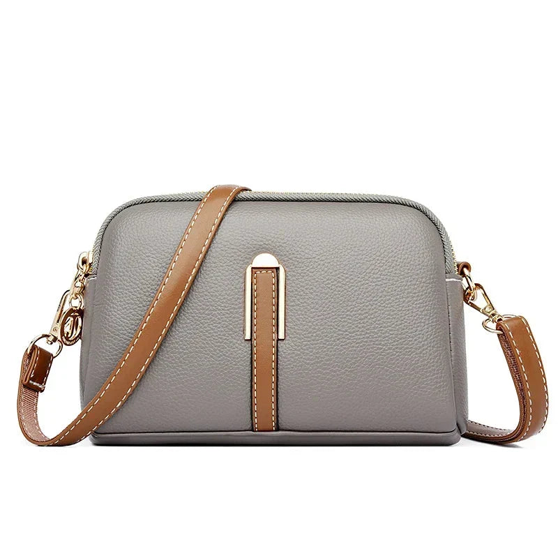Táto kompaktná crossbody kabelka je ideálna na dni plné pohybu