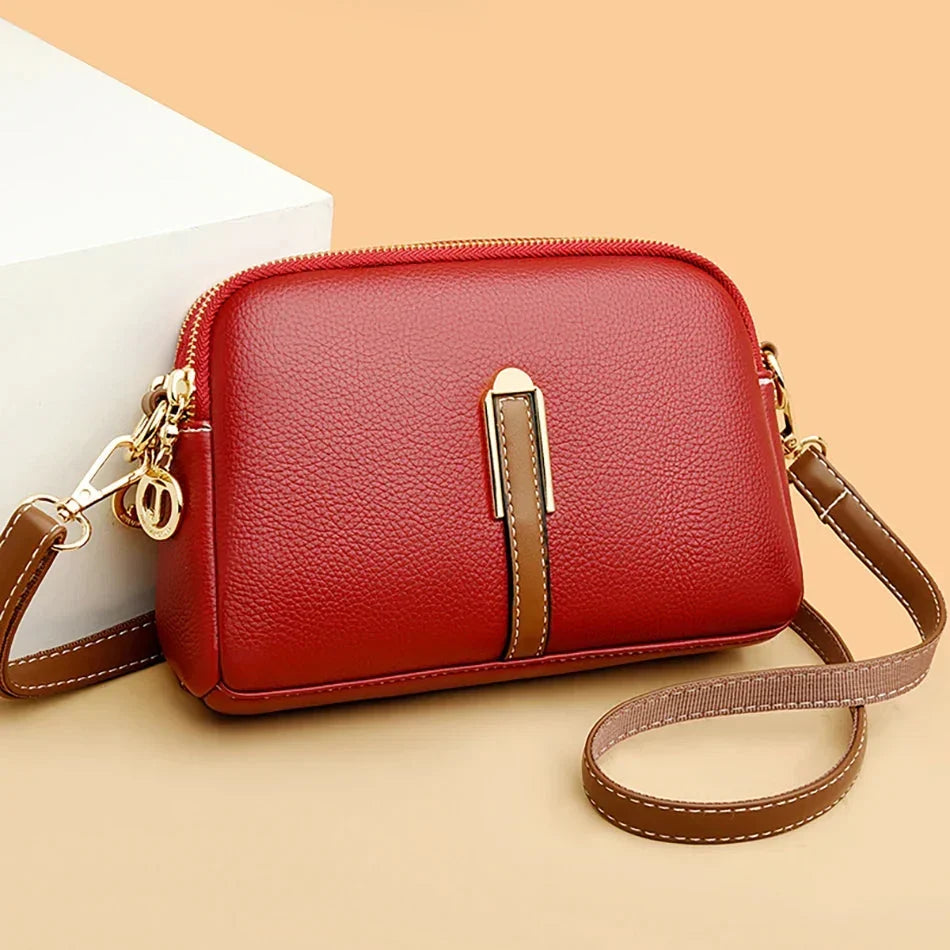 Táto kompaktná crossbody kabelka je ideálna na dni plné pohybu
